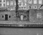 855377 Gezicht op de vervallen werfkelders, behorende bij de panden Nieuwegracht 43-45 te Utrecht; vanaf de ...